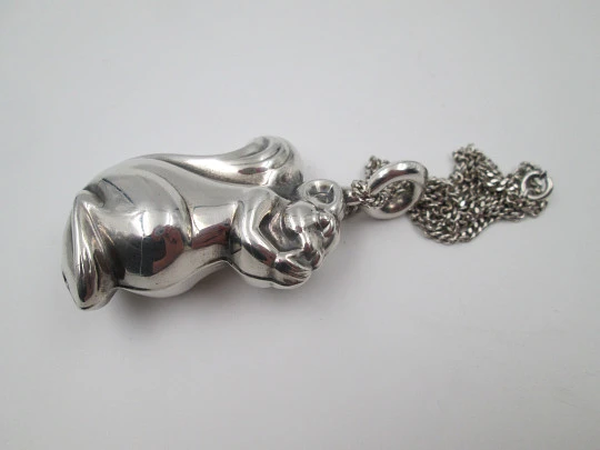 Sonajero figurativo con cadena. Plata de ley. Motivo de ardilla. Pedro Durán. 1990