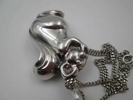 Sonajero figurativo con cadena. Plata de ley. Motivo de ardilla. Pedro Durán. 1990