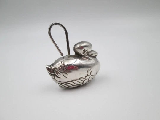 Sonajero infantil con asa. Plata de ley 925. Figura de pato nadando. Europa. 1980