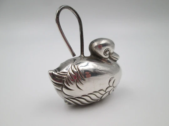 Sonajero infantil con asa. Plata de ley 925. Figura de pato nadando. Europa. 1980 Sonajero infantil con asa. Plata de ley 925. Figura de pato nadando. Europa. 1980