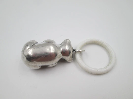 Sonajero infantil en plata de ley 925. Figura de oso. Aro de resina blanca. España. 1980
