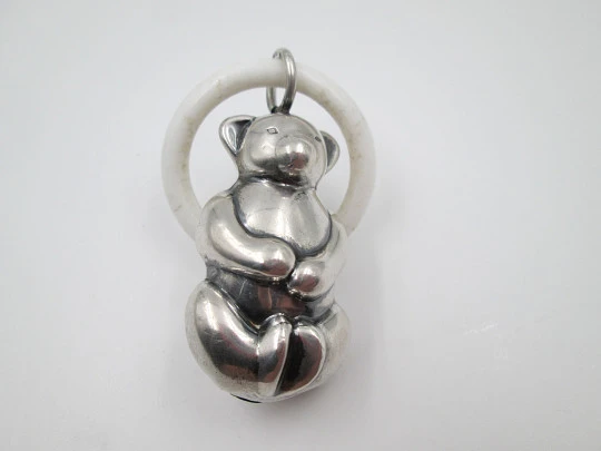 Sonajero infantil en plata de ley 925. Figura de oso. Aro de resina blanca. España. 1980