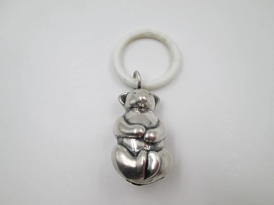 Sonajero infantil en plata de ley 925. Figura de oso. Aro de resina blanca. España. 1980