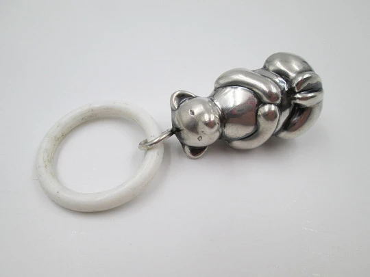 Sonajero infantil en plata de ley 925. Figura de oso. Aro de resina blanca. España. 1980
