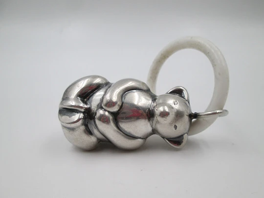 Sonajero infantil en plata de ley 925. Figura de oso. Aro de resina blanca. España. 1980
