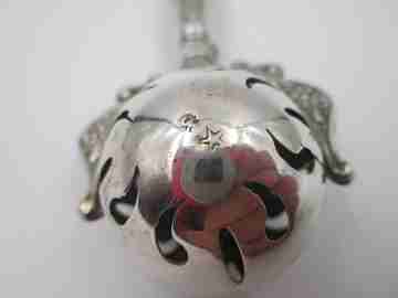 Sonajero. Plata de ley. Esfera calada y mango marfil. 1960. Estuche. Adornos florales
