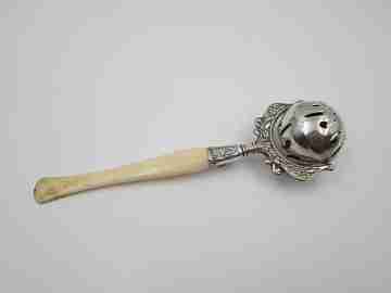 Sonajero. Plata de ley. Esfera calada y mango marfil. 1960. Estuche. Adornos florales