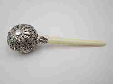Sonajero. Plata de ley. Esfera filigrana calada y mango marfil. 1970. España