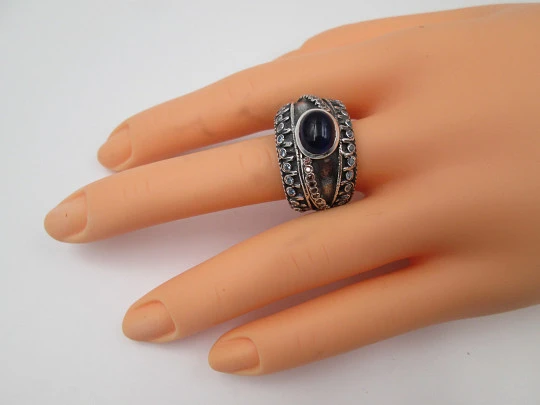 Sortija ancha mujer. Plata de ley. Gemas rosas y azules. Piedra cabujona. Portugal. 2000 Sortija ancha mujer. Plata de ley. Gemas rosas y azules. Piedra cabujona. Portugal. 2000