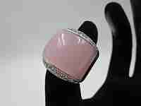 Sortija ancha para mujer. Plata de ley 925, piedra rosa y franjas de pedrería. 1990