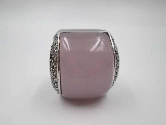 Sortija ancha para mujer. Plata de ley 925, piedra rosa y franjas de pedrería. 1990