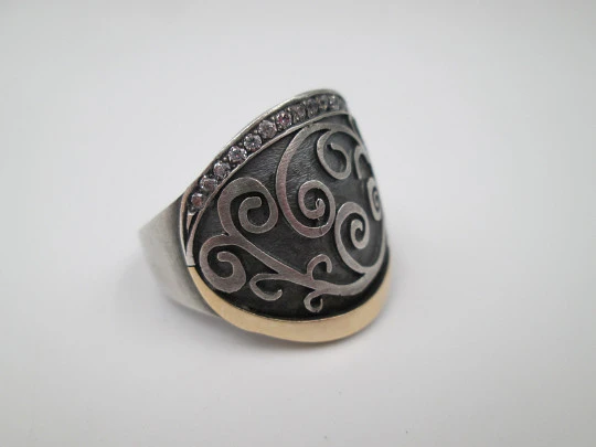Sortija ancha para mujer. Plata de ley y detalles oro 9k. Gemas blancas. Portugal