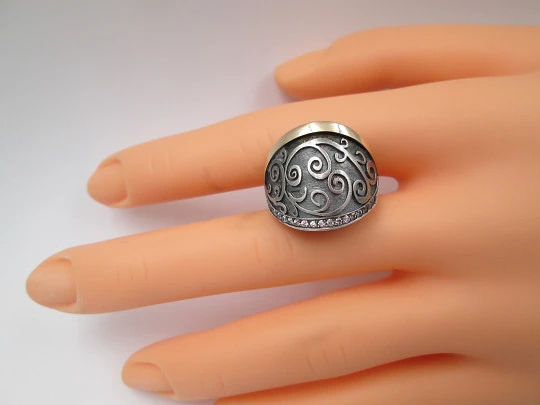 Sortija ancha para mujer. Plata de ley y detalles oro 9k. Gemas blancas. Portugal