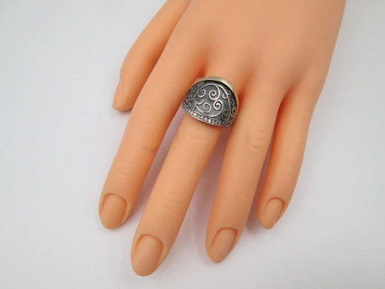 Sortija ancha para mujer. Plata de ley y detalles oro 9k. Gemas blancas. Portugal