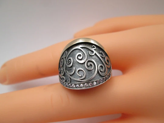 Sortija ancha para mujer. Plata de ley y detalles oro 9k. Gemas blancas. Portugal