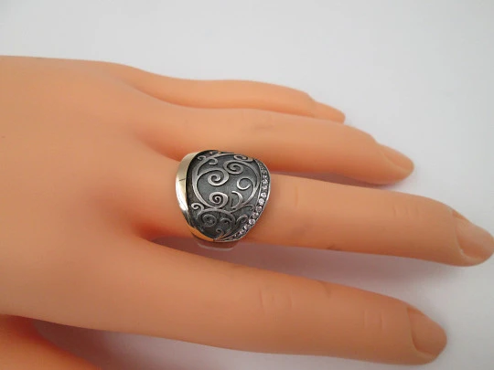 Sortija ancha para mujer. Plata de ley y detalles oro 9k. Gemas blancas. Portugal