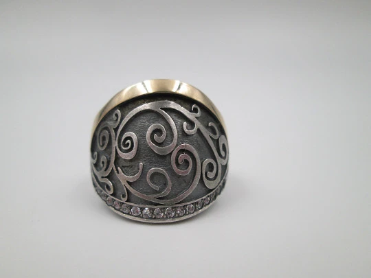 Sortija ancha para mujer. Plata de ley y detalles oro 9k. Gemas blancas. Portugal