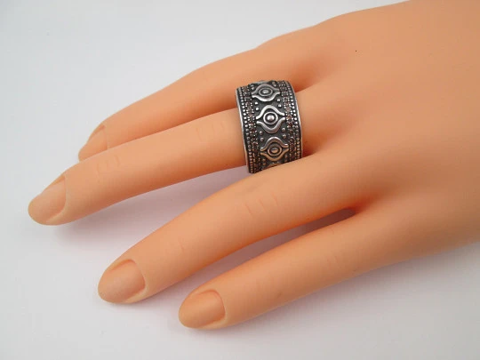 Sortija ancha para mujer. Plata de ley. Gemas rosas y motivos tribales. Europa. 1990 Sortija ancha para mujer. Plata de ley. Gemas rosas y motivos tribales. Europa. 1990