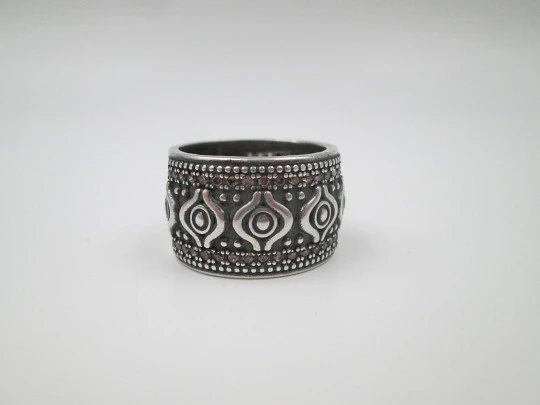 Sortija ancha para mujer. Plata de ley. Gemas rosas y motivos tribales. Europa. 1990 Sortija ancha para mujer. Plata de ley. Gemas rosas y motivos tribales. Europa. 1990