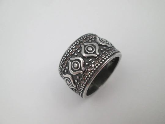 Sortija ancha para mujer. Plata de ley. Gemas rosas y motivos tribales. Europa. 1990 Sortija ancha para mujer. Plata de ley. Gemas rosas y motivos tribales. Europa. 1990