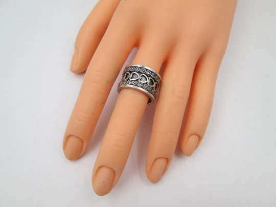 Sortija ancha para mujer. Plata de ley. Marquesitas y motivos corazones. Europa