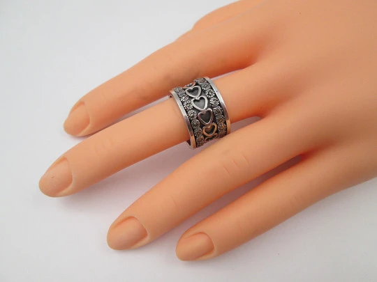 Sortija ancha para mujer. Plata de ley. Marquesitas y motivos corazones. Europa