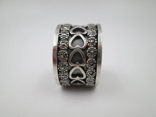 Sortija ancha para mujer. Plata de ley. Marquesitas y motivos corazones. Europa