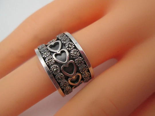 Sortija ancha para mujer. Plata de ley. Marquesitas y motivos corazones. Europa