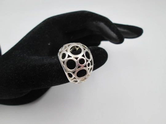 Sortija calada mujer. Plata de ley. Formas geométricas. Diseño ancho. Europa. 1990