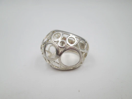 Sortija calada mujer. Plata de ley. Formas geométricas. Diseño ancho. Europa. 1990