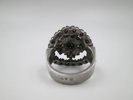 Sortija calada para mujer. Plata de ley, amatistas y detalles oro. Portugal. 2000