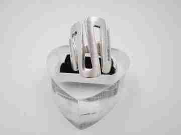 Sortija calada para mujer. Plata de ley satinada. Diseño de ondas. 1990