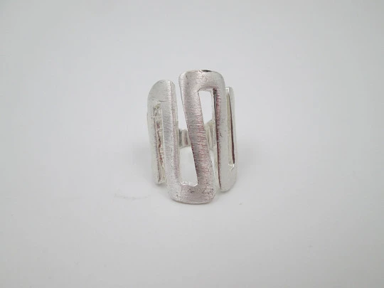 Sortija calada para mujer. Plata de ley satinada. Diseño de ondas. 1990