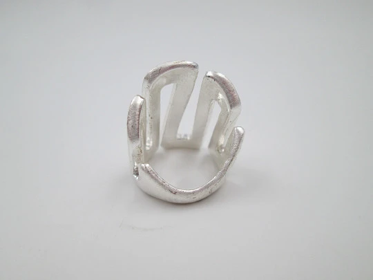 Sortija calada para mujer. Plata de ley satinada. Diseño de ondas. 1990