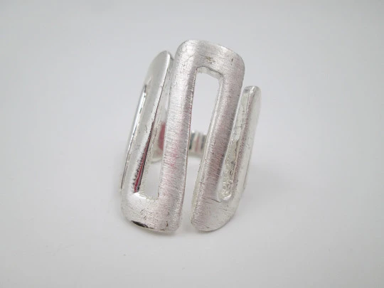 Sortija calada para mujer. Plata de ley satinada. Diseño de ondas. 1990