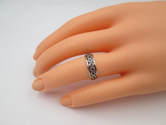 Sortija calada para mujer. Plata de ley y detalles oro. Motivos de círculos. 1980