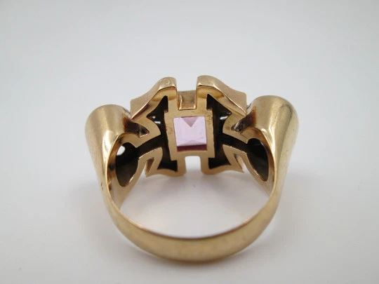 Sortija Chevalier. Oro amarillo 18k, diamantes y Rosa de Francia. Años 30