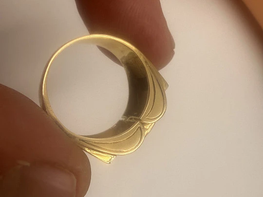 Sortija Chevalier. Oro amarillo 18k, diamantes y rubíes. Años 30 Sortija Chevalier. Oro amarillo 18k, diamantes y rubíes. Años 30