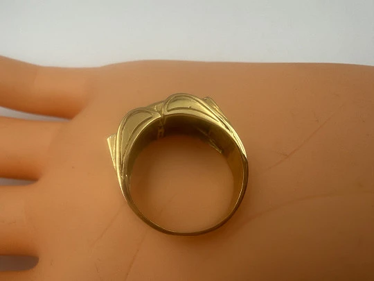 Sortija Chevalier. Oro amarillo 18k, diamantes y rubíes. Años 30 Sortija Chevalier. Oro amarillo 18k, diamantes y rubíes. Años 30