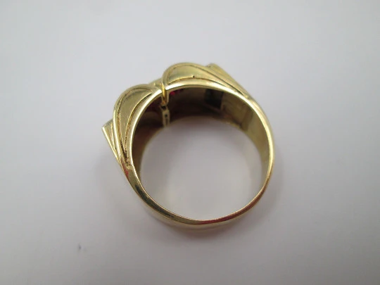 Sortija Chevalier. Oro amarillo 18k, diamantes y rubíes. Años 30