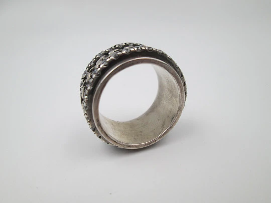 Sortija giratoria para mujer. Plata de ley. Gemas blancas y motivos eslabones. Portugal Sortija giratoria para mujer. Plata de ley. Gemas blancas y motivos eslabones. Portugal