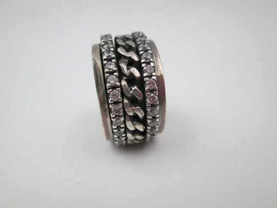 Sortija giratoria para mujer. Plata de ley. Gemas blancas y motivos eslabones. Portugal Sortija giratoria para mujer. Plata de ley. Gemas blancas y motivos eslabones. Portugal