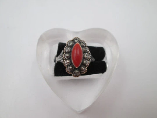 Sortija lanzadera mujer. Plata ley y cerco oro. Marquesitas y coral rojo. 1980. Europa