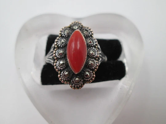 Sortija lanzadera mujer. Plata ley y cerco oro. Marquesitas y coral rojo. 1980. Europa