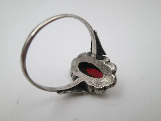 Sortija lanzadera mujer. Plata ley y cerco oro. Marquesitas y coral rojo. 1980. Europa