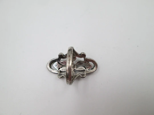Sortija lanzadera para mujer. Plata de ley y marquesitas. Diseño vegetal calado. 1980