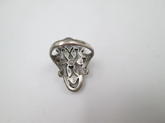 Sortija lanzadera para mujer. Plata de ley y marquesitas. Diseño vegetal calado. 1980