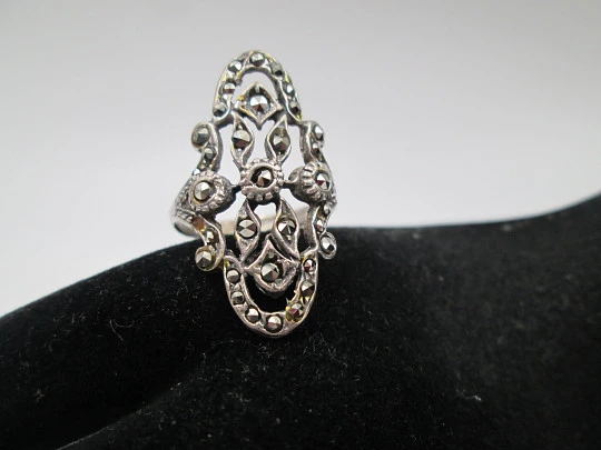 Sortija lanzadera para mujer. Plata de ley y marquesitas. Diseño vegetal calado. 1980