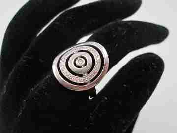 Sortija mujer círculos concéntricos. Oro blanco 18 quilates y diamantes