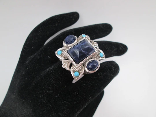 Sortija mujer estilo chevalier. Plata de ley y oro amarillo 18k. Turquesas y lapislázuli. 1950